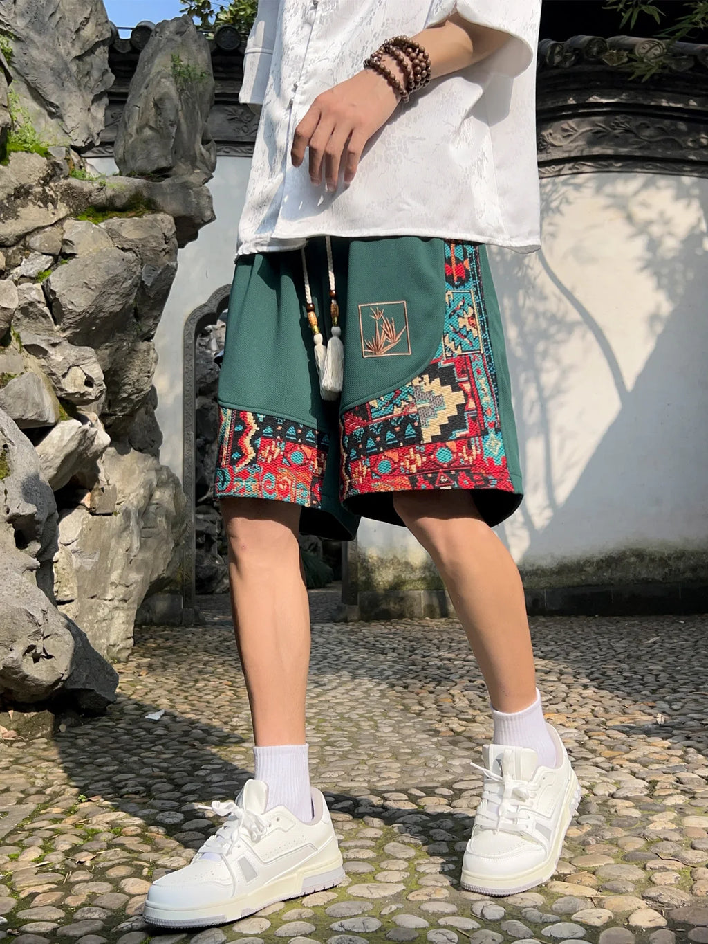 Men's ethnic embroidery pattern shorts with pockets, summer casual drawstring shorts, suitable for outdoor and beach casual wear